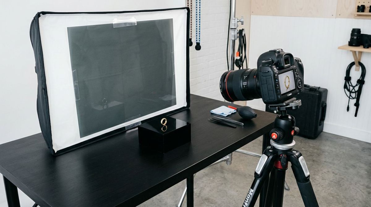 Jewellery tabletop set-up with a polarising sheet on a softbox and a camera with a polariser