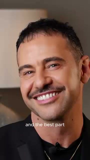 Expert-led Seacra video with a make-up artist talking about the product